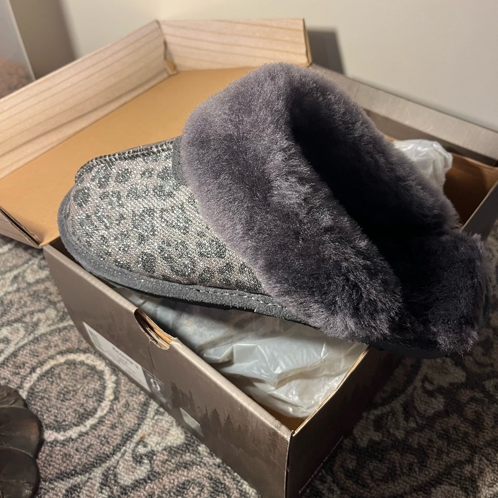 Size 9, gray leopard Loki II bearpaw Slippers